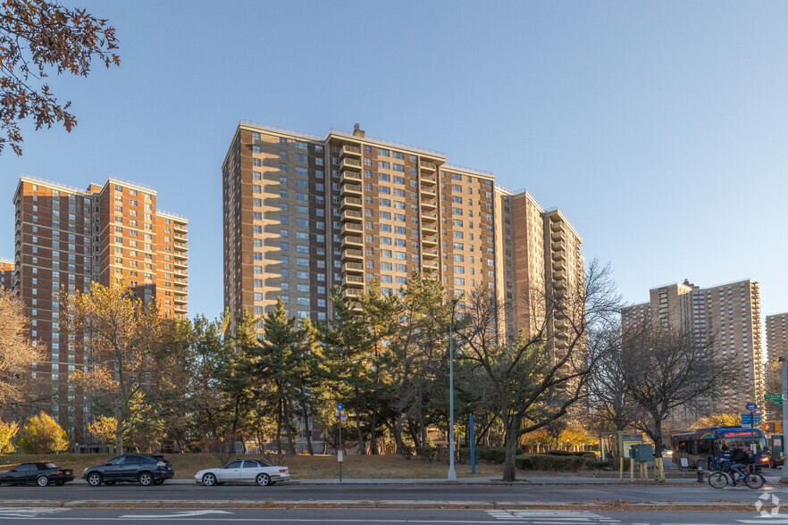 105 Dreiser Loop, Bronx, NY for sale - Primary Photo - Image 1 of 1