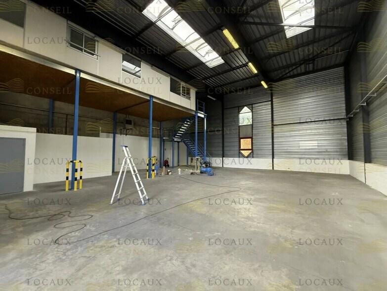 Light Industrial in Élancourt to rent - Interior Photo - Image 3 of 7