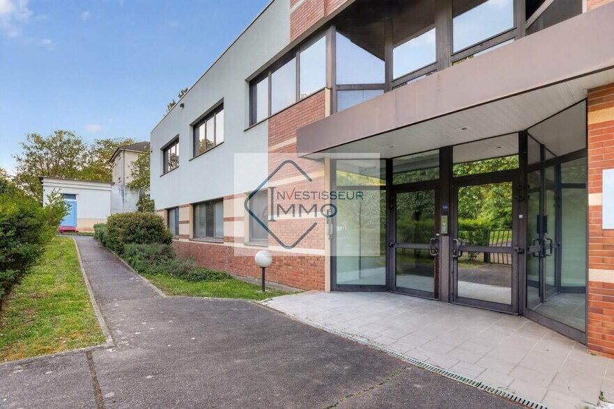 Light Industrial in Champs Sur Marne to rent - Building Photo - Image 2 of 12