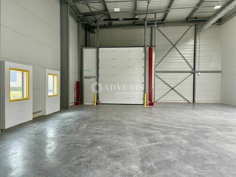 Light Industrial in Le Mesnil Amelot to rent - Interior Photo - Image 3 of 7