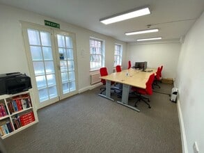 2 London Rd, Newbury to rent Interior Photo- Image 2 of 3