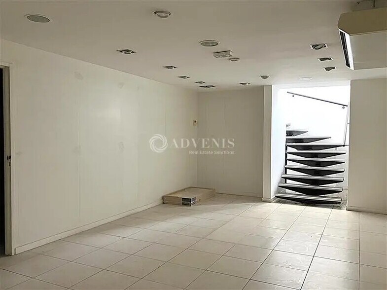 Retail in Bourges for sale - Interior Photo - Image 3 of 4