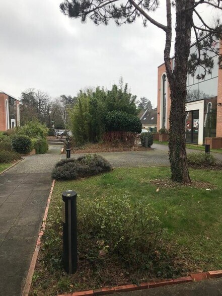 21 Rue Albert Calmette, Jouy-en-Josas to rent - Building Photo - Image 2 of 6