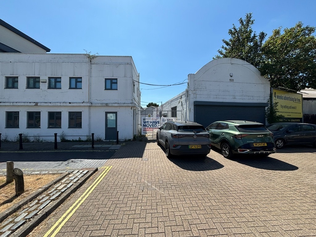 Copnor Rd, Portsmouth to rent Building Photo- Image 1 of 9