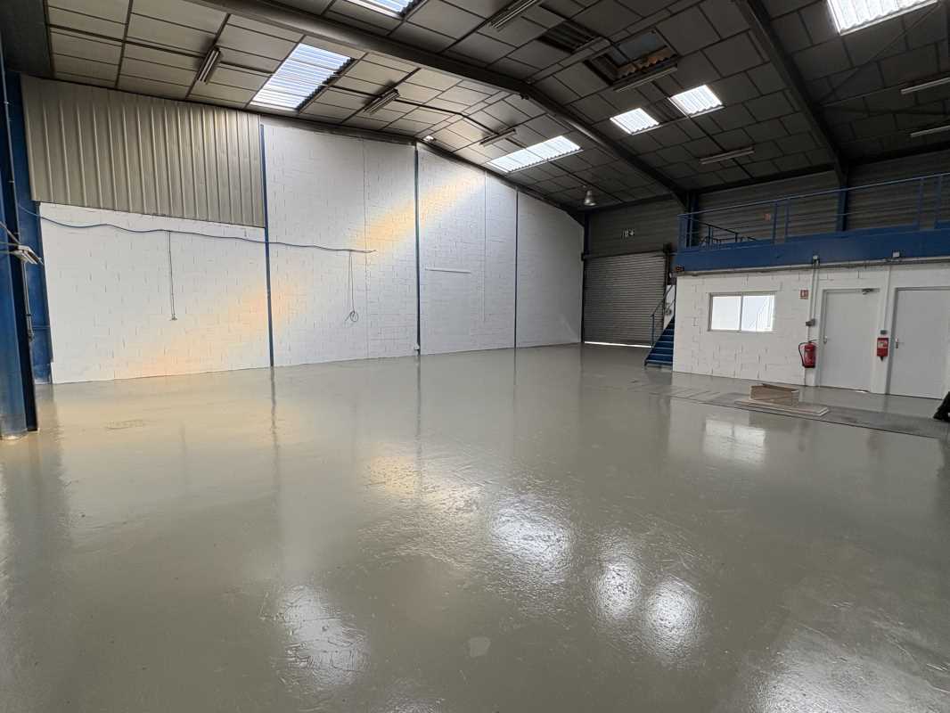 Light Industrial in Chassieu to rent Interior Photo- Image 1 of 13