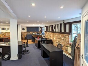 Chequers Ln, Eversley to rent Interior Photo- Image 2 of 2