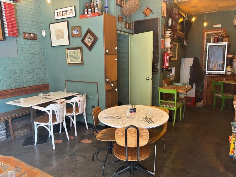 Retail in Barcelona, Barcelona to rent - Primary Photo - Image 1 of 1