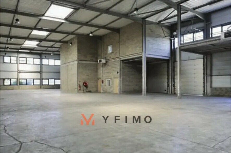 Light Industrial in Élancourt to rent - Building Photo - Image 2 of 2