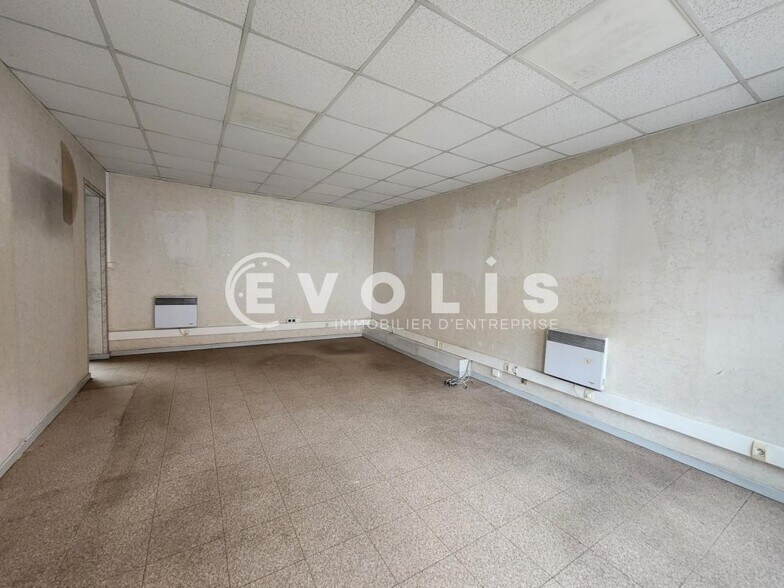 10 Avenue Docteur Schweitzer, Meyzieu to rent - Interior Photo - Image 2 of 16