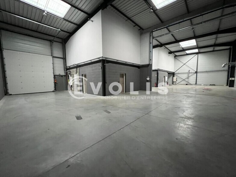 Light Industrial in Chassieu to rent - Building Photo - Image 2 of 14