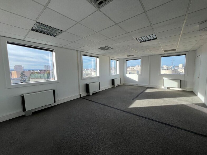 75 Cours Emile Zola, Villeurbanne to rent - Interior Photo - Image 2 of 22