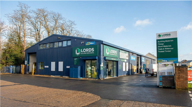 120 Oyster Ln, West Byfleet to rent Building Photo- Image 1 of 9