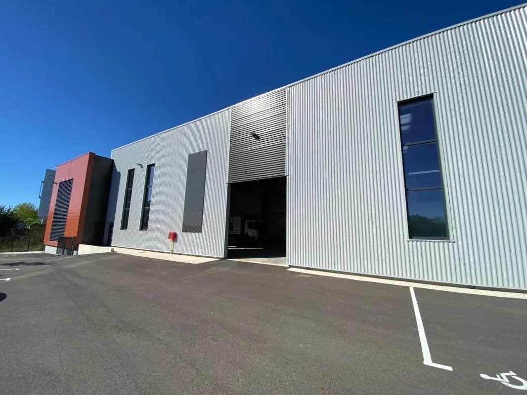 Light Industrial in Saint-Quentin-Fallavier for sale Building Photo- Image 1 of 9