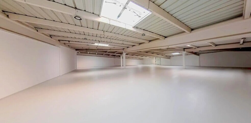 Light Industrial in Coignières for sale - Building Photo - Image 2 of 9