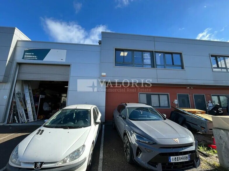 Light Industrial in Aix-en-Provence to rent - Building Photo - Image 2 of 11
