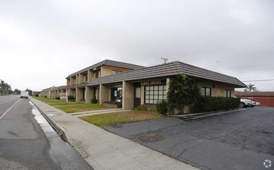 4025-4051 Saviers Rd, Oxnard, CA for rent - Building Photo - Image 1 of 5