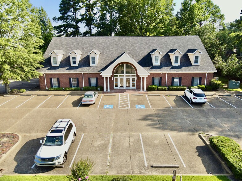 5898 Ridgewood Rd, Jackson, MS for rent - Building Photo - Image 1 of 7