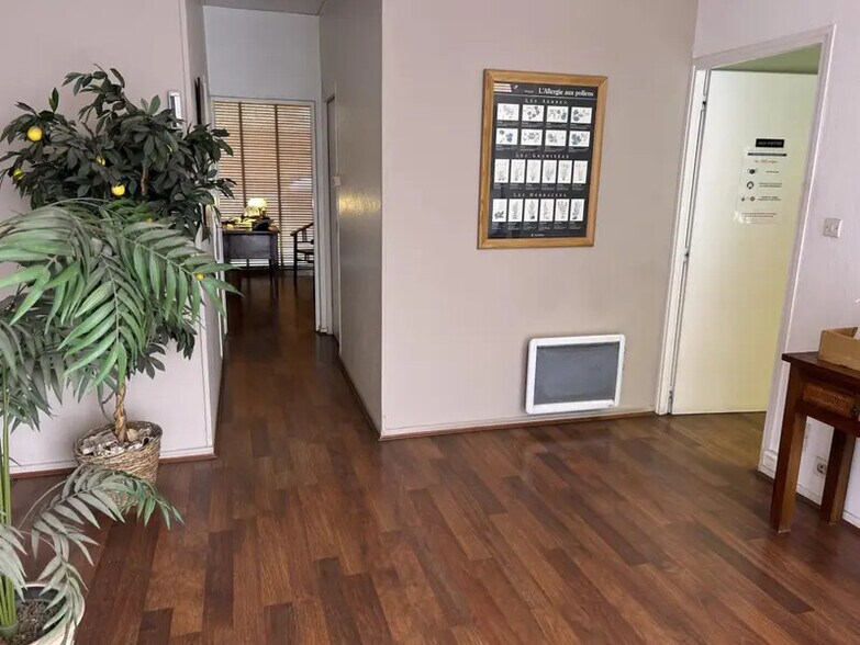 Retail in Lyon to rent - Interior Photo - Image 3 of 9