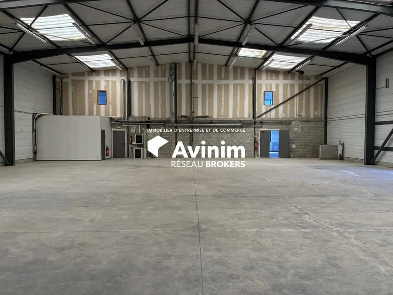 Industrial in Aix-en-Provence to rent - Building Photo - Image 1 of 13