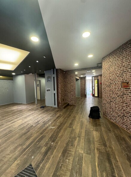 Retail in Paris to rent - Building Photo - Image 2 of 6