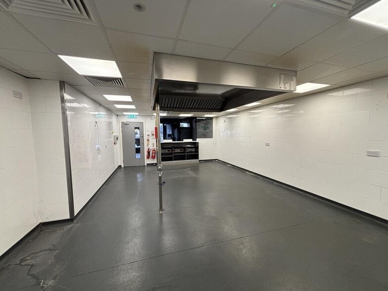 17-18 Market Pl, Glastonbury to rent - Building Photo - Image 3 of 6