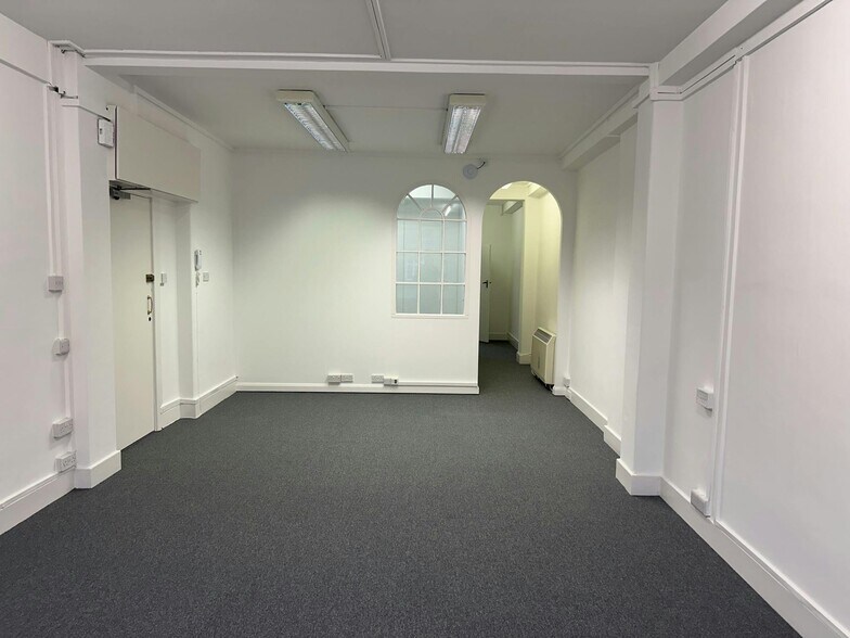 26 Claremont Rd, Surbiton to rent - Building Photo - Image 2 of 8