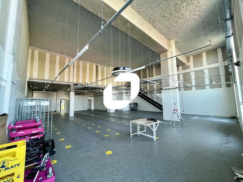 Light Industrial in Lyon to rent - Interior Photo - Image 2 of 13