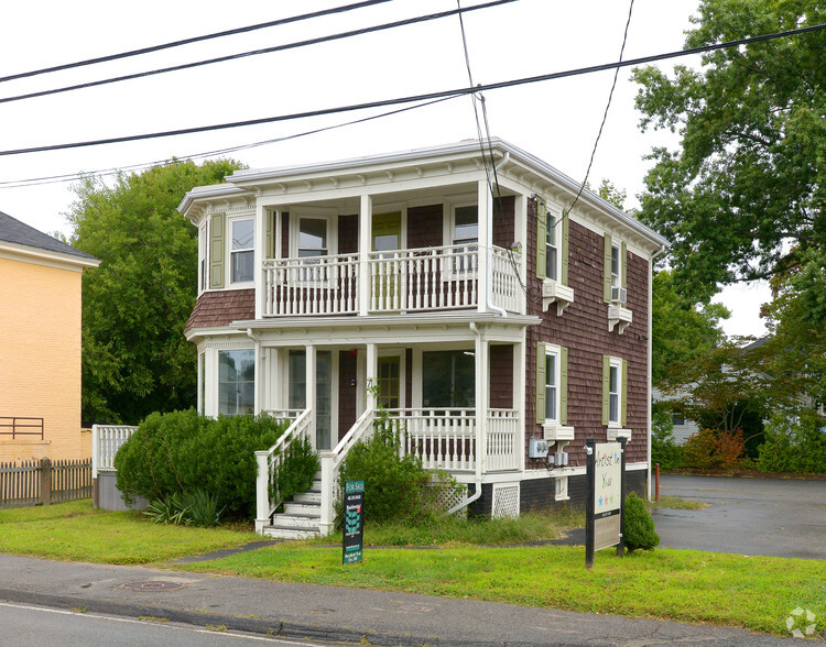 71 Maple Ave, Barrington, RI for sale - Primary Photo - Image 1 of 1