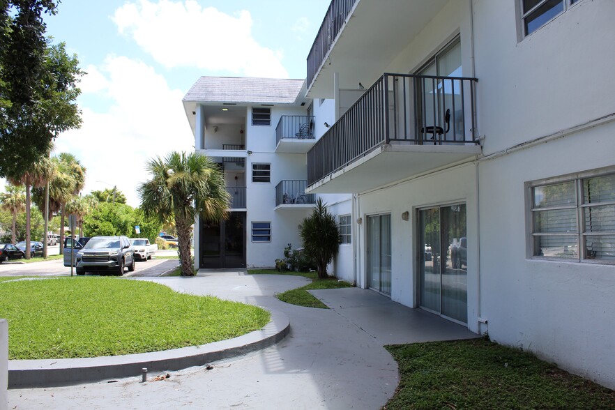 16030 NE 19 Ct, Miami, FL for sale - Building Photo - Image 3 of 5