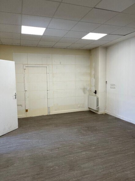 9 Rue Pierre Et Marie Curie, Ivry-sur-Seine to rent - Building Photo - Image 2 of 7