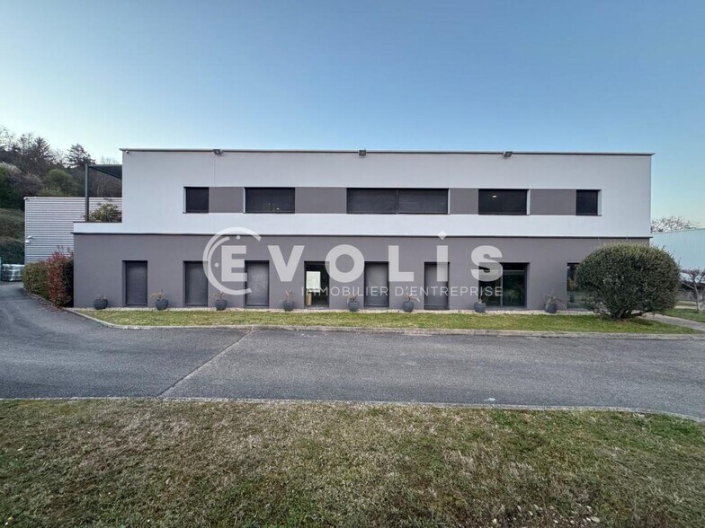 17 Route Des Sables, Chaponost to rent - Building Photo - Image 2 of 12