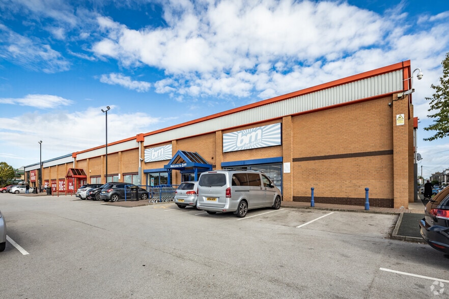 Woodhall Rd, Bradford to rent - Building Photo - Image 2 of 2