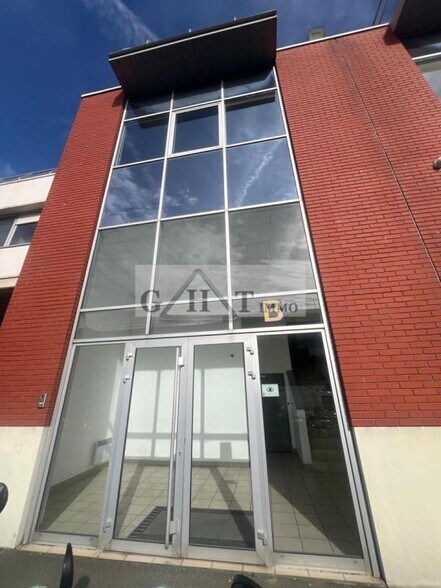 Industrial in Saint-Ouen-sur-Seine to rent - Building Photo - Image 1 of 10