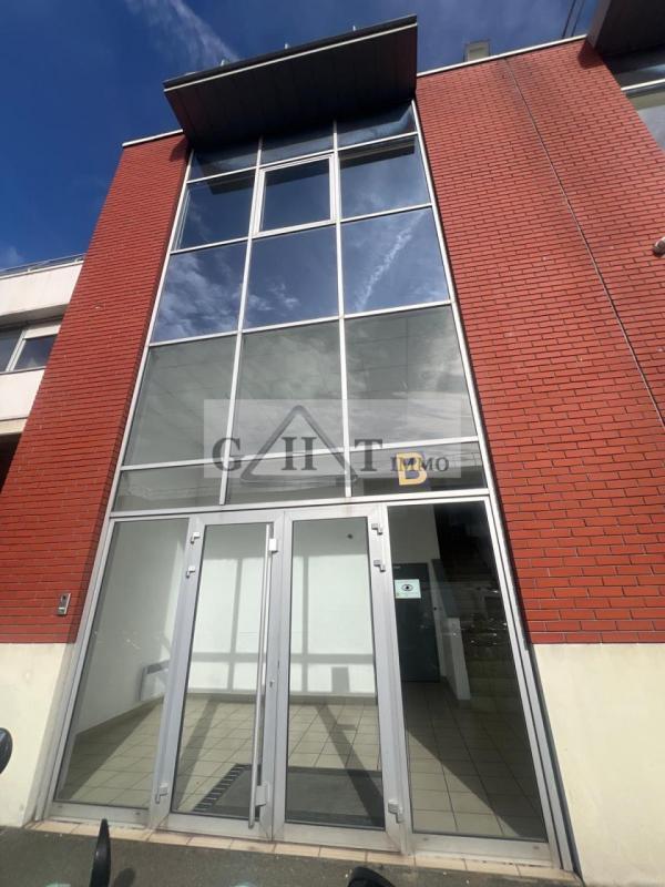 Industrial in Saint-Ouen-sur-Seine to rent Building Photo- Image 1 of 11