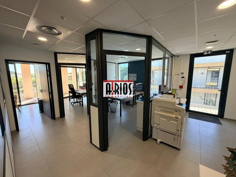 Office in LA MOUTONNE to rent - Interior Photo - Image 2 of 14