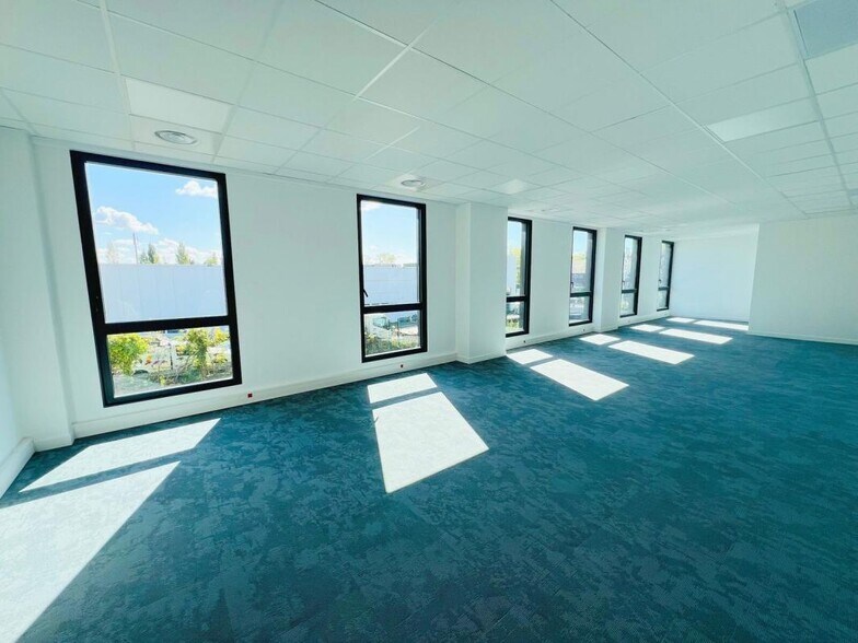Office in Plaisir to rent - Building Photo - Image 2 of 17