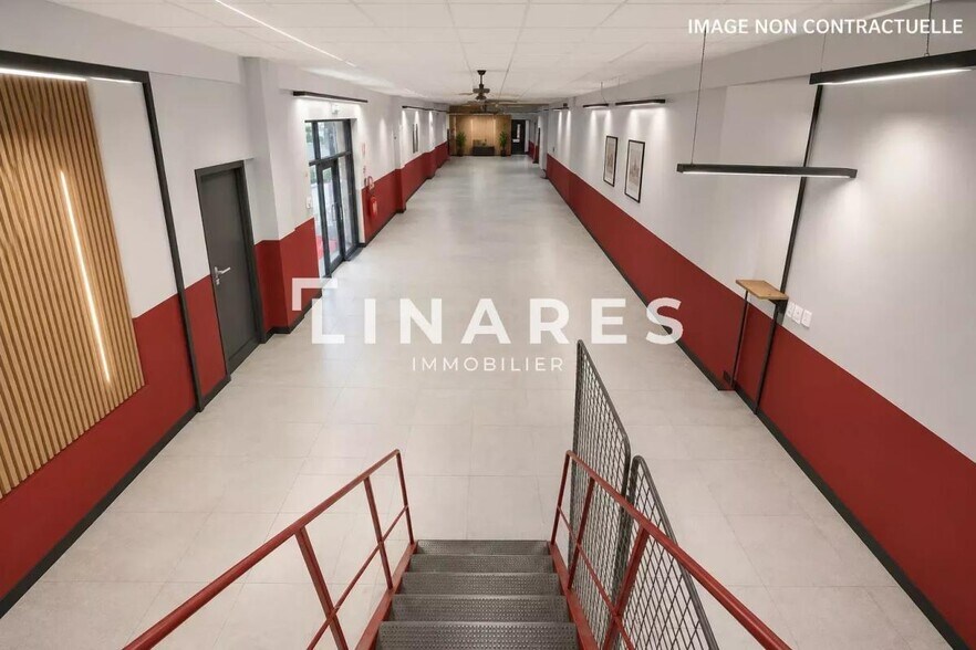 Light Industrial in Marseille to rent - Lobby - Image 2 of 4