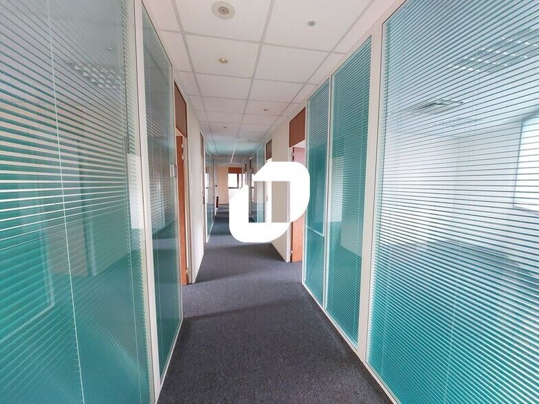 6 Rue Jean Pierre Timbaud, Montigny-le-Bretonneux to rent - Building Photo - Image 3 of 18