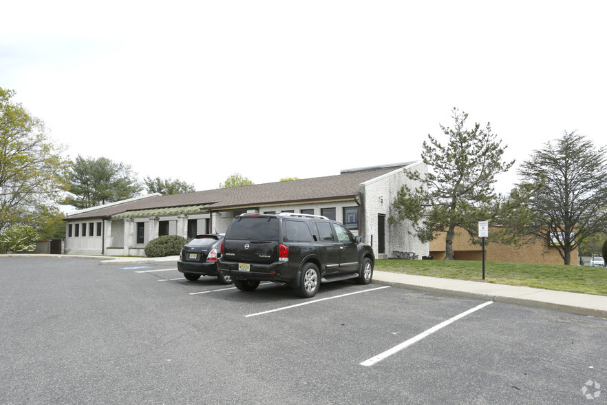 1 Corbett Way, Eatontown, NJ for rent - Building Photo - Image 1 of 3