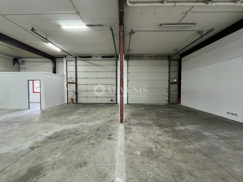Light Industrial in Le Blanc-Mesnil to rent - Interior Photo - Image 2 of 11