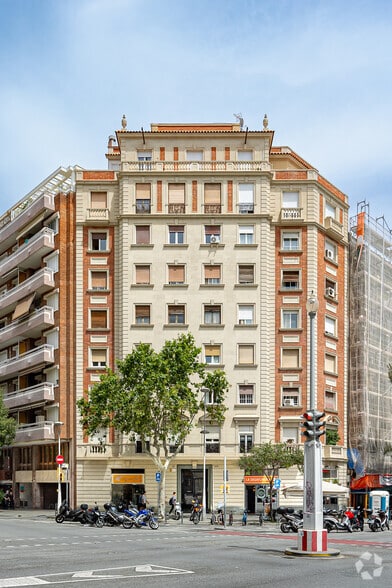 Retail in Barcelona, Barcelona to rent - Primary Photo - Image 1 of 1