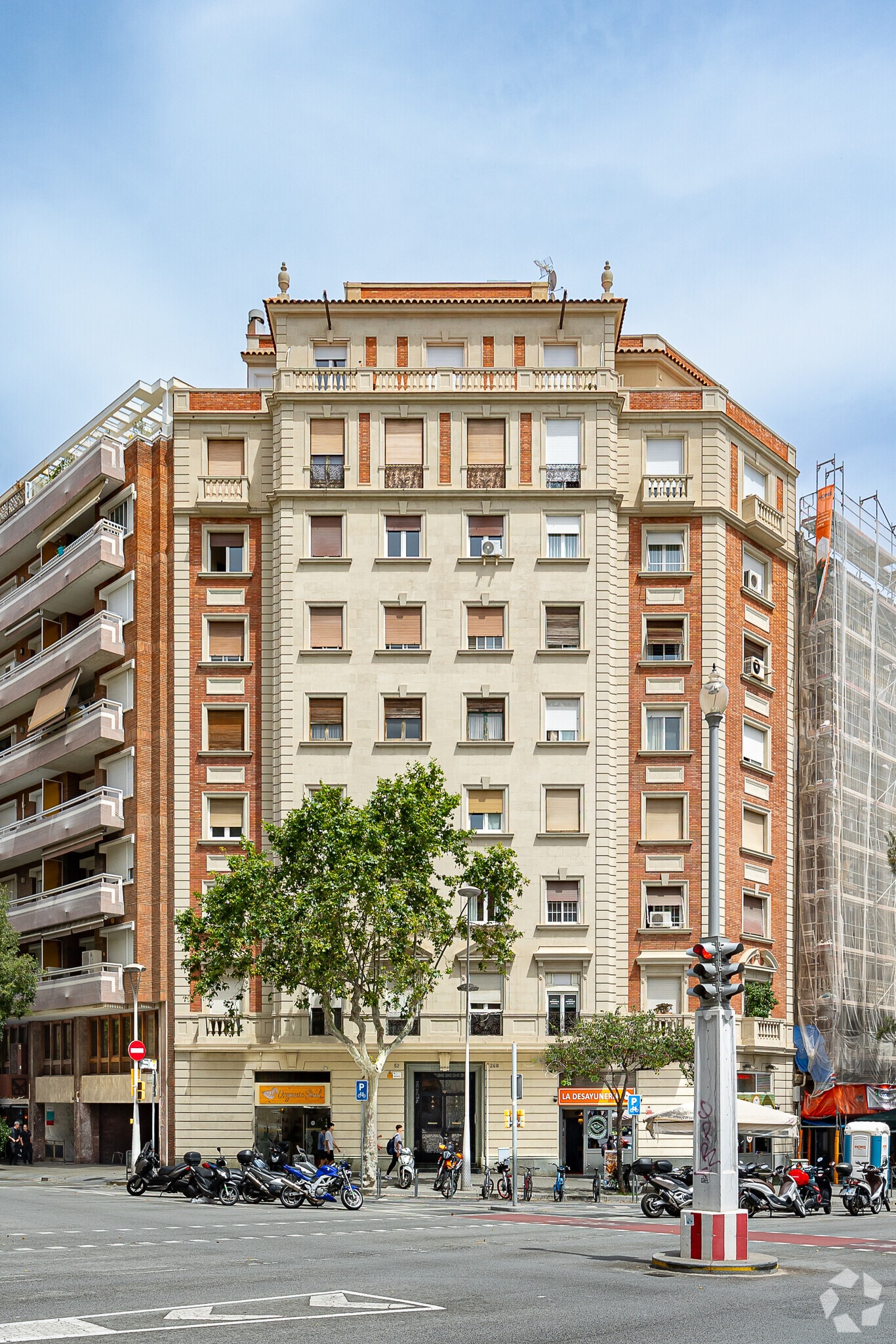 Retail in Barcelona, Barcelona to rent Primary Photo- Image 1 of 2