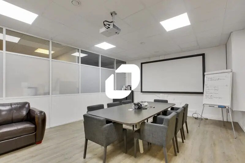 Retail in Vanves to rent - Building Photo - Image 3 of 12