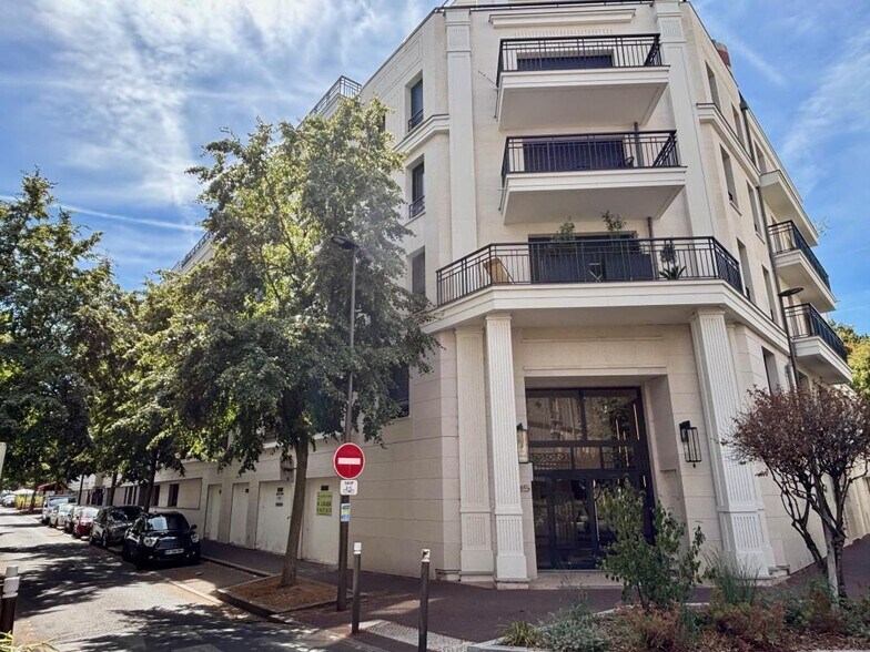 Retail in Suresnes to rent - Building Photo - Image 2 of 8