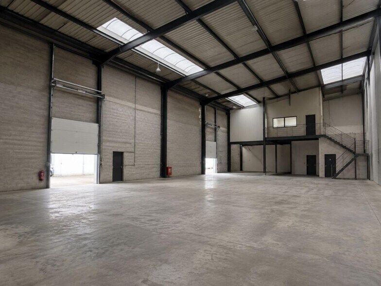 Industrial in Toulouse to rent - Interior Photo - Image 2 of 2