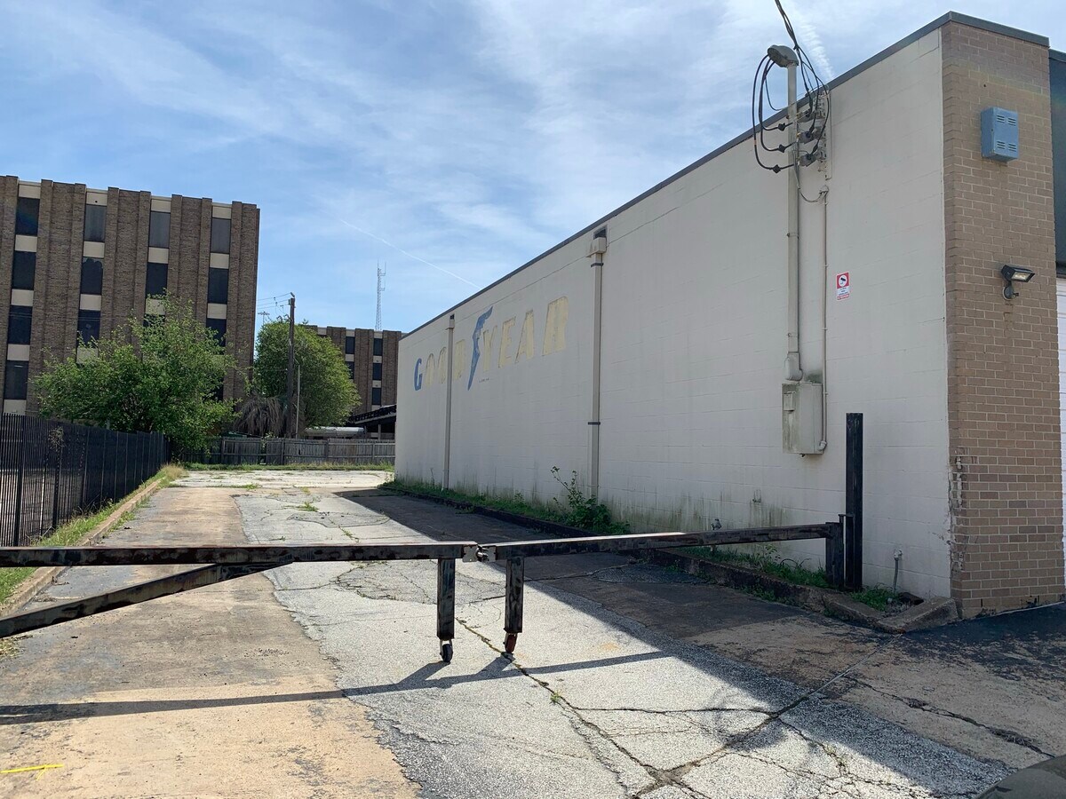 2212 Mangum Rd, Houston 77092 UK