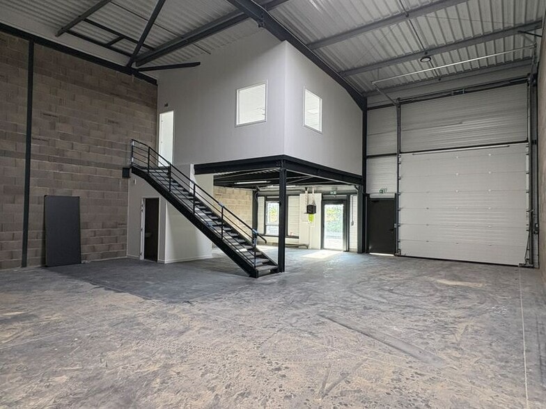 Route De Chasselay, Lissieu to rent - Building Photo - Image 1 of 8