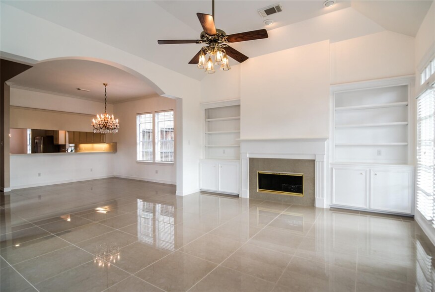 5631 Winsome Ln, Houston, TX for sale - Interior Photo - Image 3 of 9