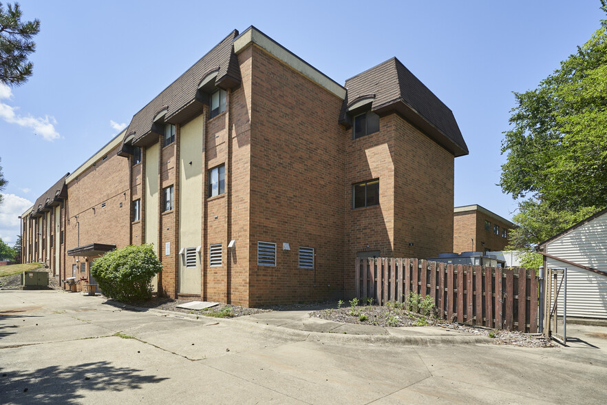 16231 Broadway Ave, Maple Heights, OH for rent - Building Photo - Image 3 of 18