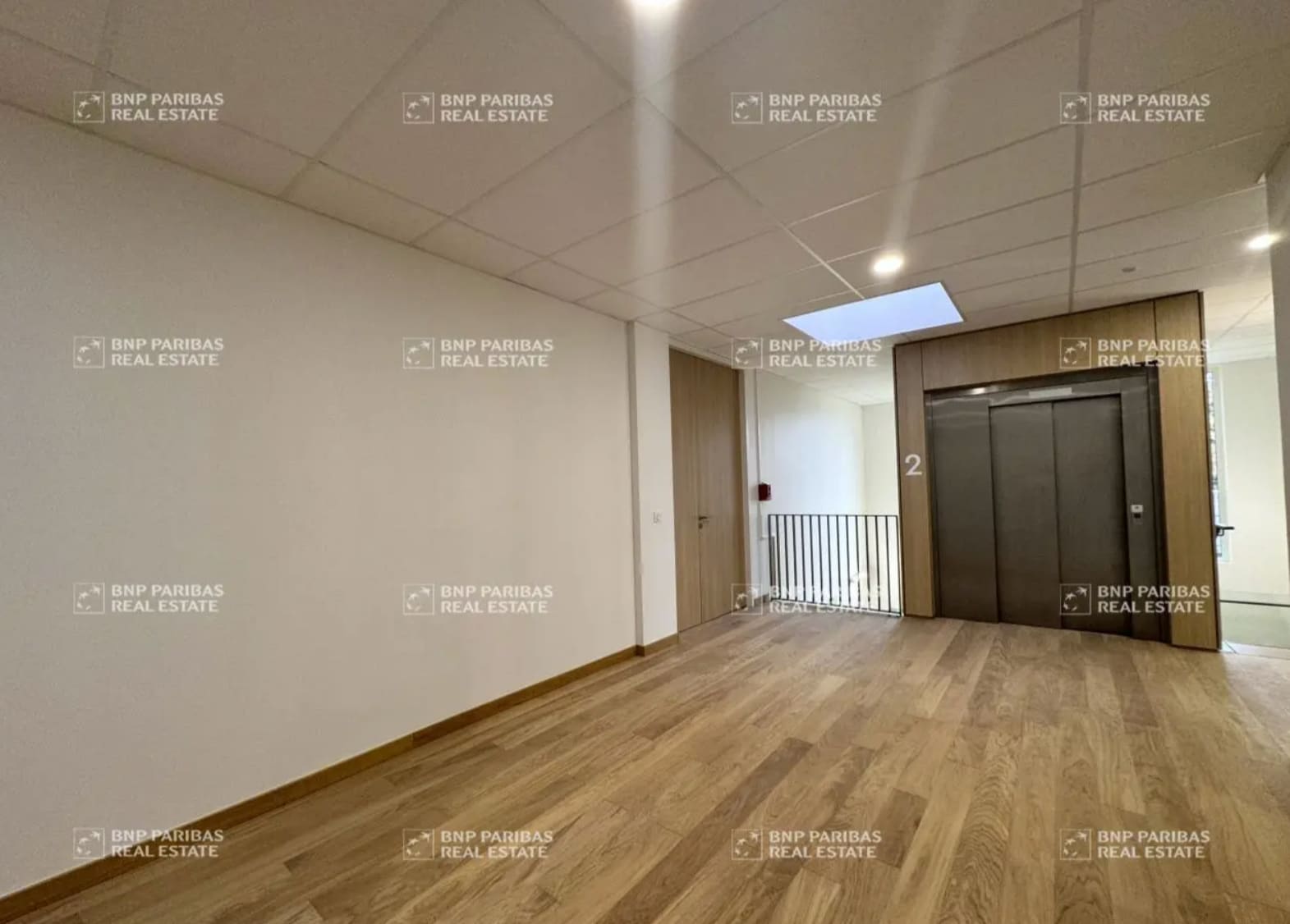 Office in Limonest to rent Interior Photo- Image 1 of 9